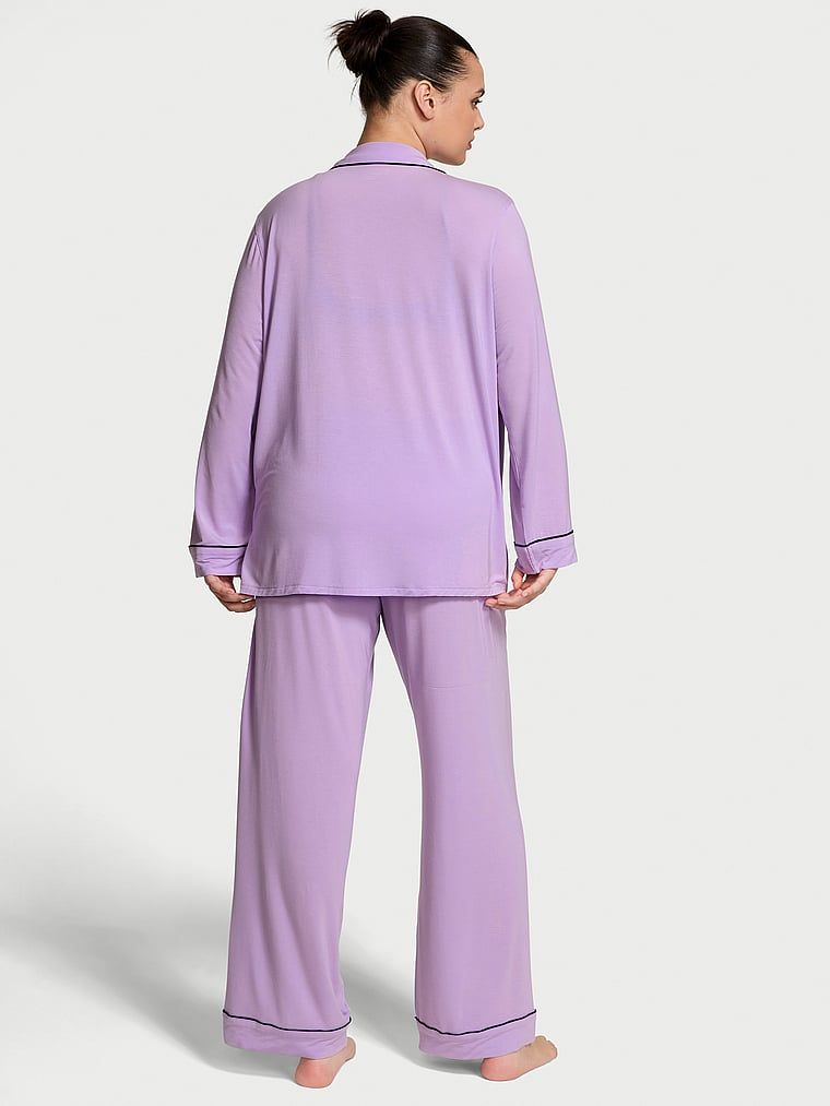Długa piżama z modalu. Produkt ma kolor purpurowy i pochodzi z kolekcji Victoria's Secret. 