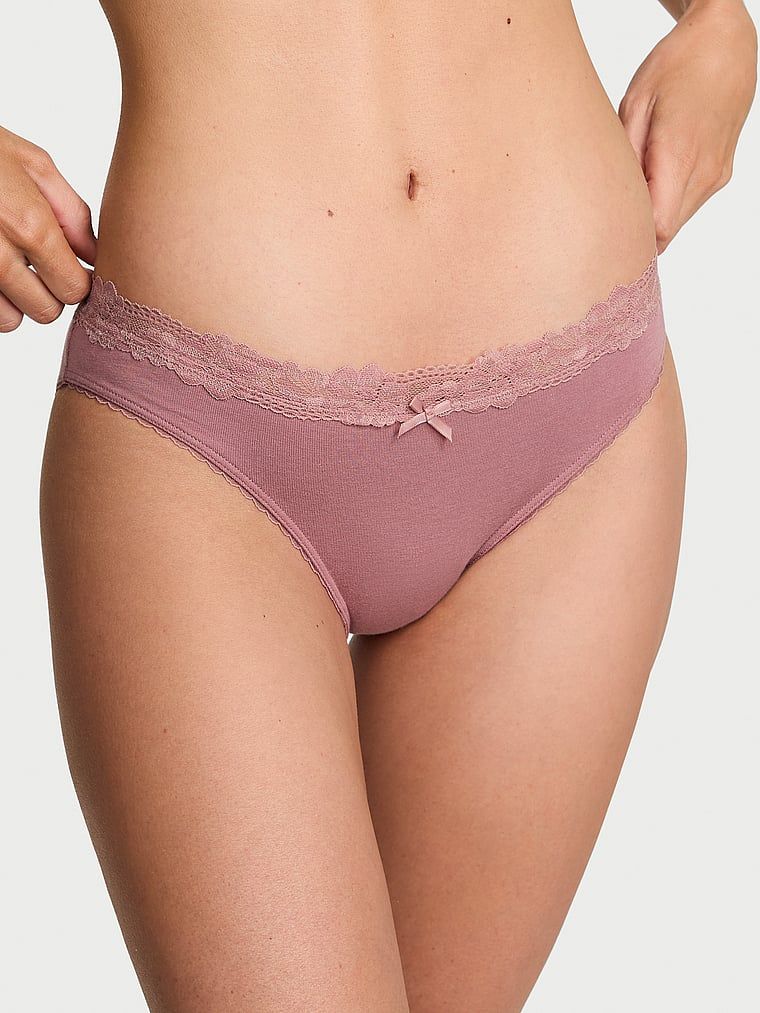 Majtki bawełniane z koronką w talii Lace-Waist Bikini. Produkt ma kolor różowy i pochodzi z kolekcji Victoria's Secret. 