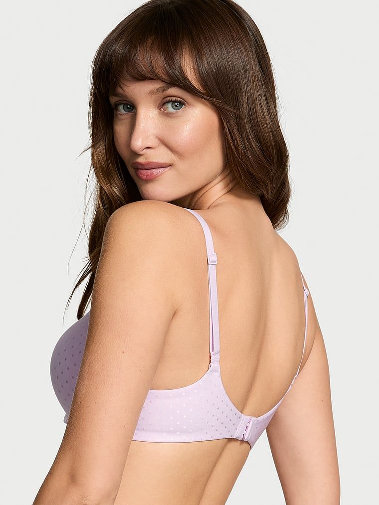 Modelka prezentuje biustonosz push-up Perfect Shape. Produkt ma kolor purpurowy i pochodzi z kolekcji Body by Victoria.