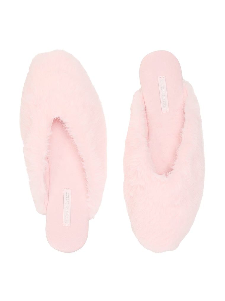Kapcie ze sztucznym futerkiem. Produkt ma kolor różowy i pochodzi z kolekcji Victoria's Secret. 