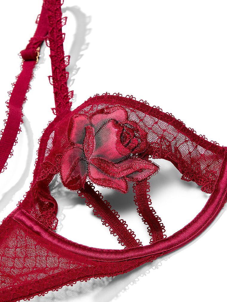 Na zdjęciu widoczny jest detal, zbliżenie na biustonosz z otwartymi miseczkami Red Rose.