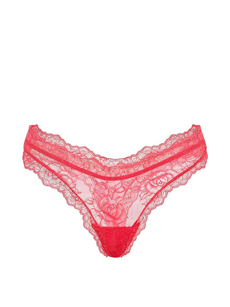 Stringi koronkowe z wysoko wyciętymi nogawkami Rose Lace. Produkt ma kolor różowy i pochodzi z kolekcji Very Sexy. 
