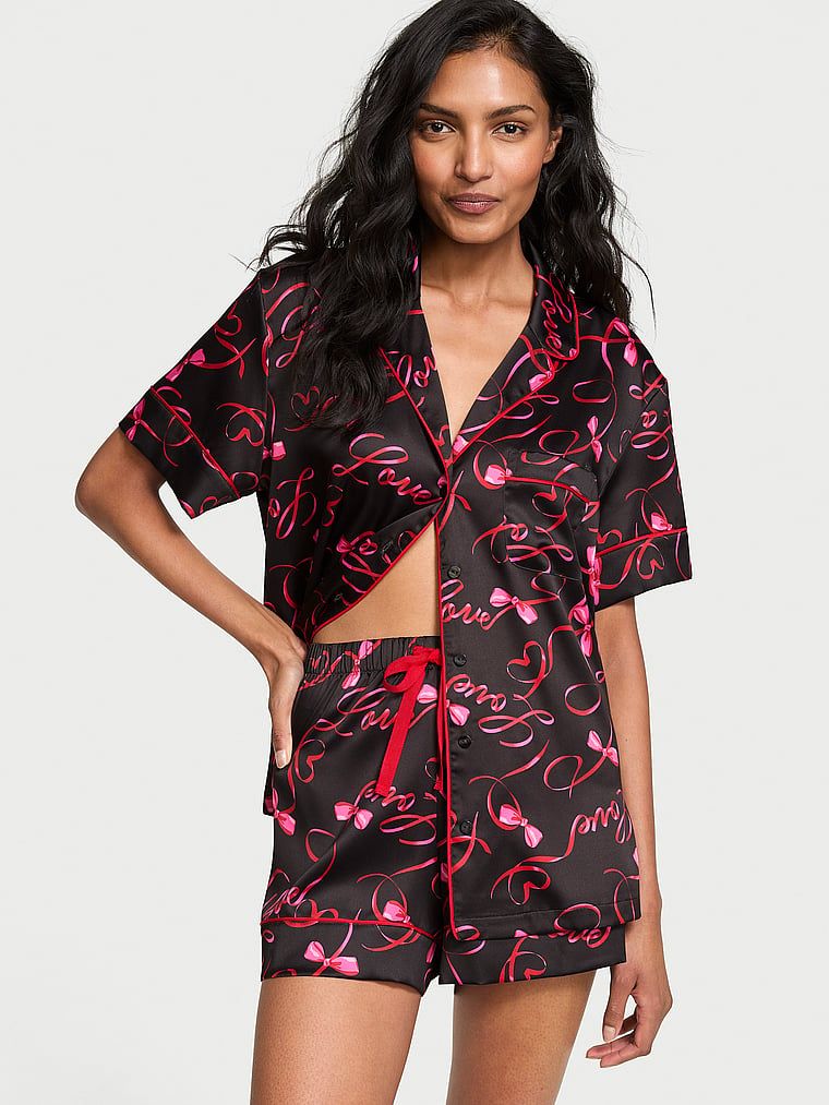 Piżama satynowa błyszcząca z szortami Glazed Satin. Produkt ma kolor wzorzysty i pochodzi z kolekcji Victoria's Secret. 