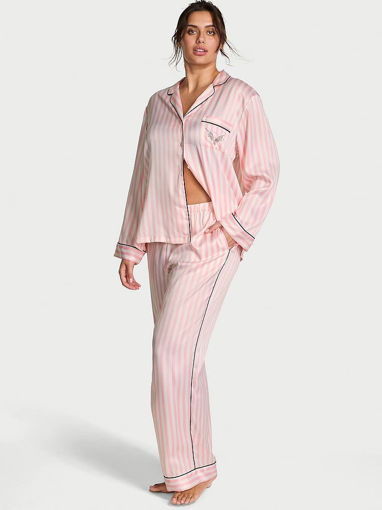 Satynowa piżama z długimi rękawami VSFS 2025. Produkt jest wzorzysty i pochodzi z kolekcji Victoria's Secret. 