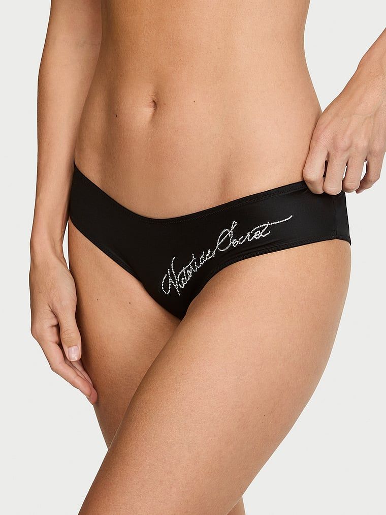 Majtki z wyjątkowym tyłem i napisem Shine Script Cheeky. Produkt ma kolor czarny i pochodzi z kolekcji Very Sexy. 