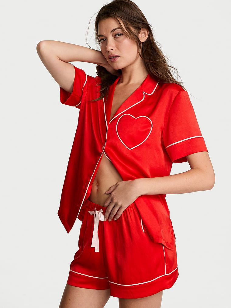 Satynowa piżama z krótkim rękawem i szortami Glazed Heart. Produkt ma kolor czerwony i pochodzi z kolekcji Victoria's Secret. 