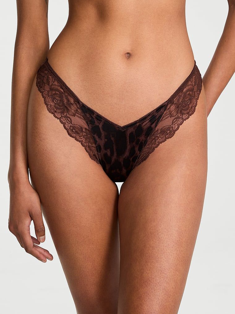 Stringi z koronką i wysoko wyciętymi nogawkami Lace-Trim High-Leg. Produkt jest wzorzysty i pochodzi z kolekcji Very Sexy. 