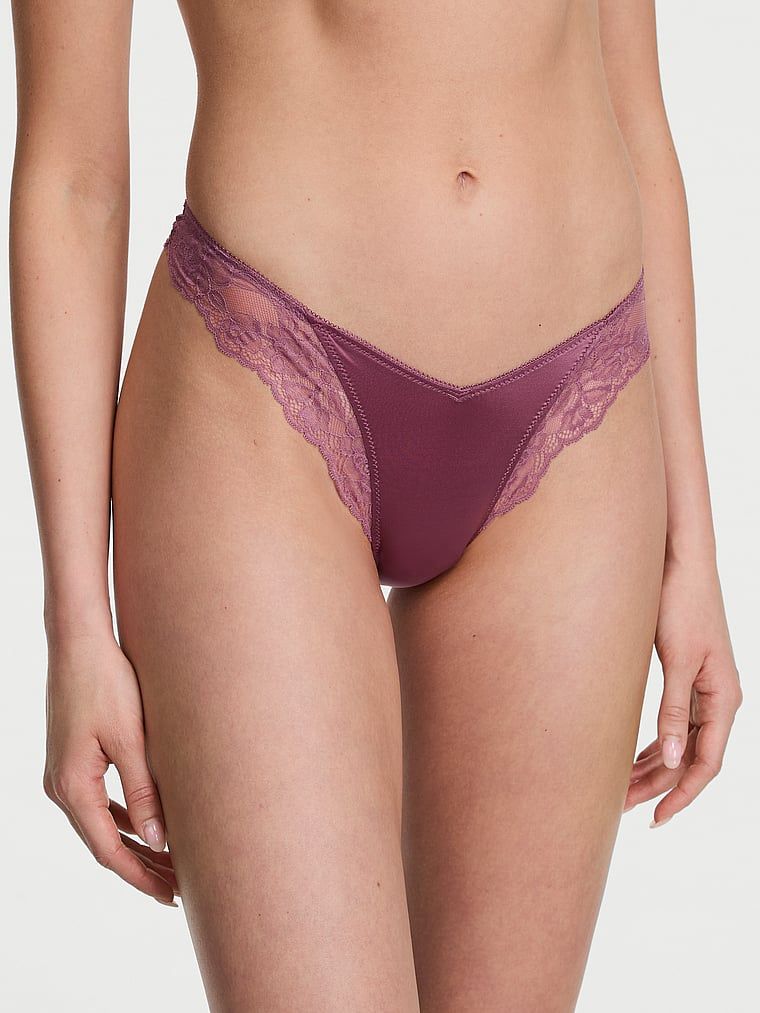 Stringi z koronką i wysoko wyciętymi nogawkami Lace-Trim High-Leg. Produkt ma kolor purpurowy i pochodzi z kolekcji Very Sexy. 