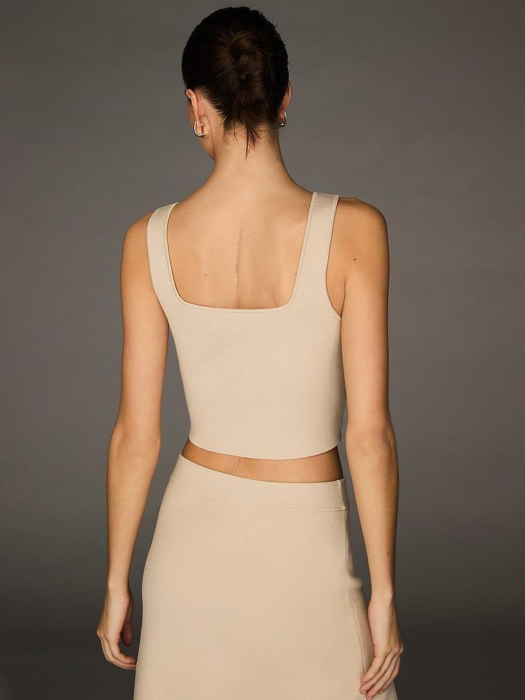 Top z dzianiny zapinany na haftki Atelier X Altuzarra. Produkt ma kolor beżowy i pochodzi z kolekcji Atelier Victoria's Secret x Altuzarra. 