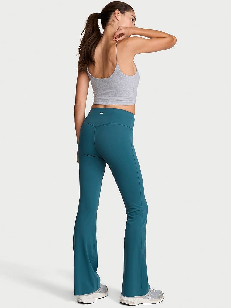 Legginsy z szerokimi nogawkami VSX Elevate Flare. Produkt ma kolor niebieski i pochodzi z kolekcji VSX. 