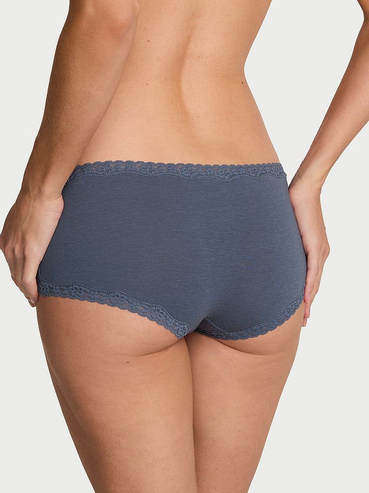 Majtki bawełniane szorty z koronką na krawędziach Lace-Trim Boyshort. Produkt ma kolor niebieski i pochodzi z kolekcji Lace Trim. 