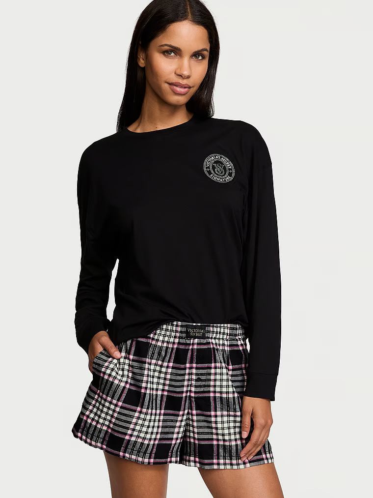 Piżama z flaneli z długimi rekawami i szortami Tee-Jama. Produkt jest wzorzysty i pochodzi z kolekcji Victoria's Secret. 