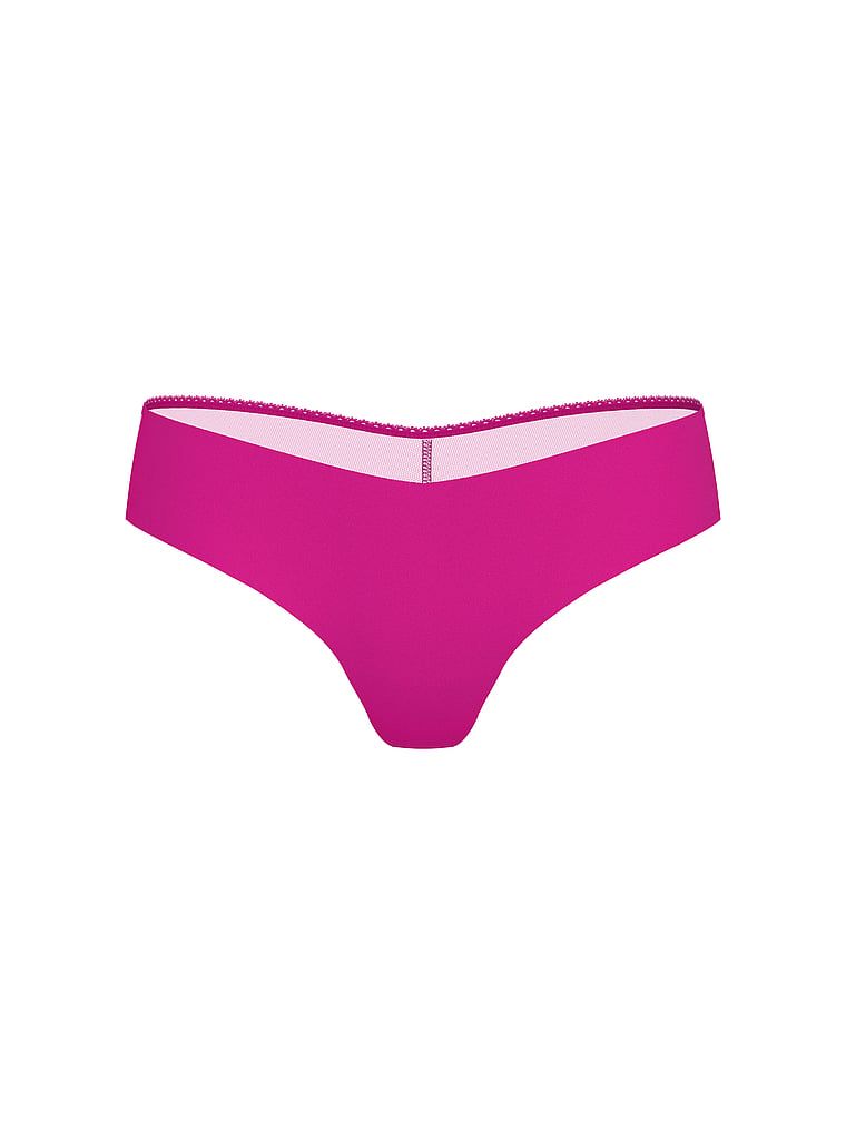 Stringi bezszwowe z siateczką z tyłu No-Show Sheer Logo. Produkt ma kolor różowy i pochodzi z kolekcji Body by Victoria. 