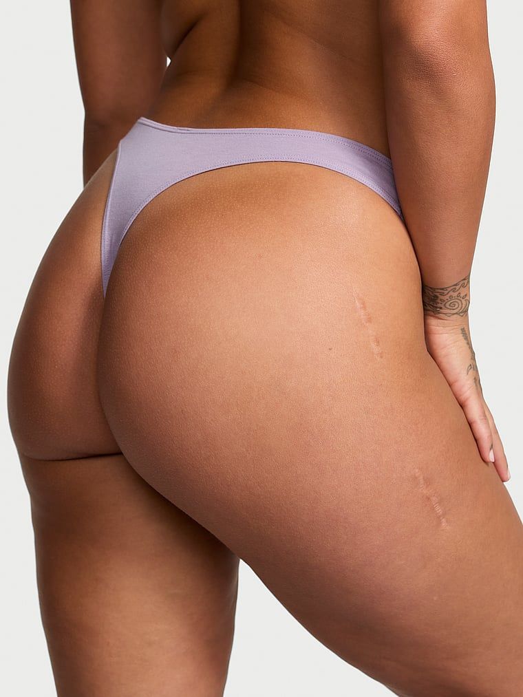 Stringi bawełniane High-Leg Scoop. Produkt ma kolor purpurowy i pochodzi z kolekcji Victoria's Secret. 
