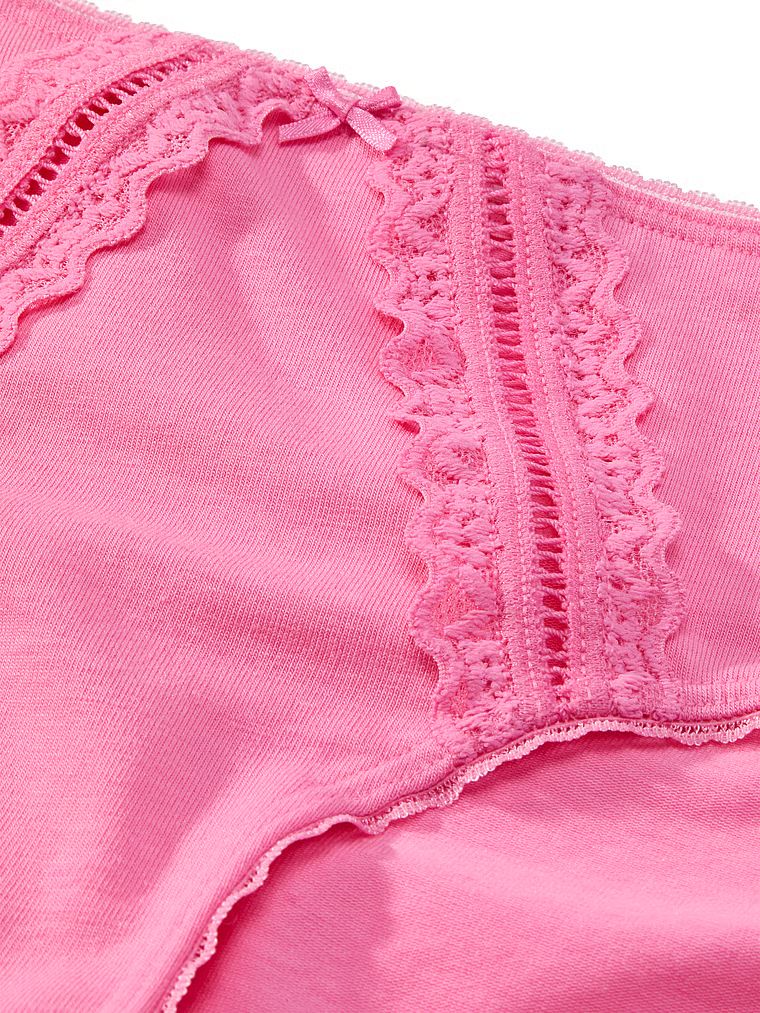 Majtki bawełniane ze wstawkami Lace-Trim Hiphugger. Produkt ma kolor różowy i pochodzi z kolekcji Victoria's Secret. 