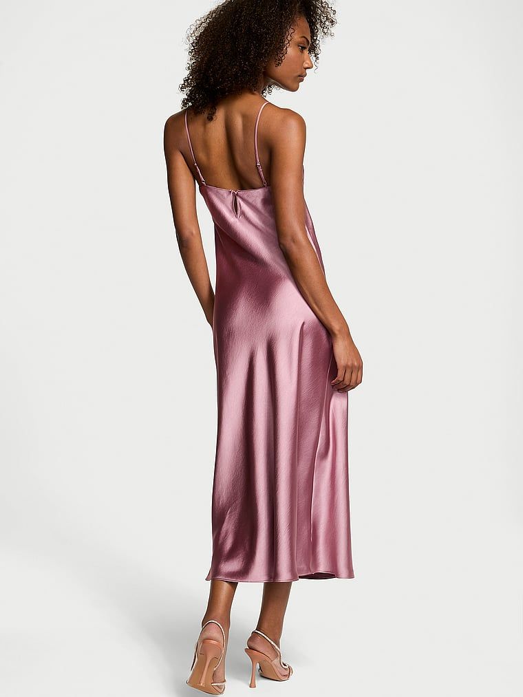 Suknia długa satynowa maxi Luxe. Produkt ma kolor różowy i pochodzi z kolekcji Victoria's Secret. 