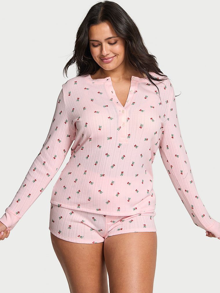 Piżama z długim rękawem i szortami Cozy Pointelle. Produkt jest wzorzysty i pochodzi z kolekcji Victoria's Secret. 