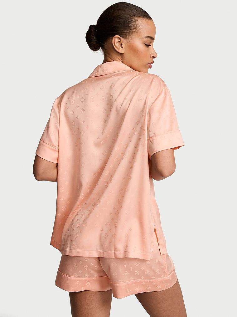 Piżama satynowa z szortami Signature. Produkt ma kolor różowy i pochodzi z kolekcji Victoria's Secret. 