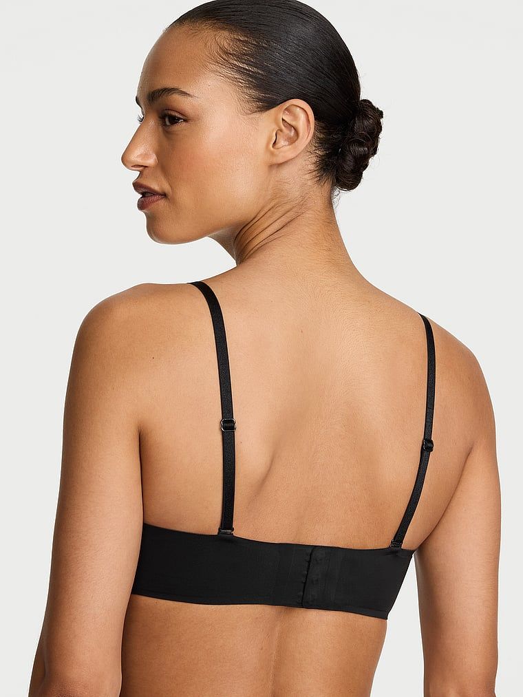 Biustonosz push-up bez ramiączek powiększający o 2 rozmiary Bombshell. Produkt ma kolor czarny i pochodzi z kolekcji Invisible by Victoria's Secret. 