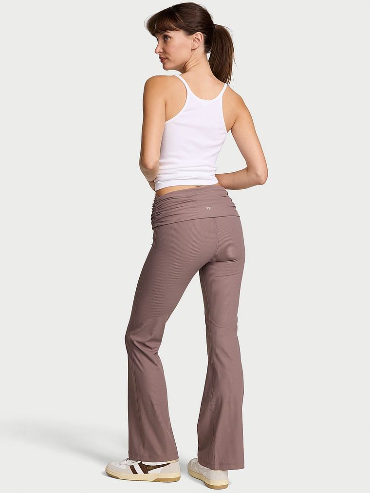 Legginsy prążkowane z marszczoną talią VSX Elevate Flare. Produkt ma kolor szary i pochodzi z kolekcji VSX. 