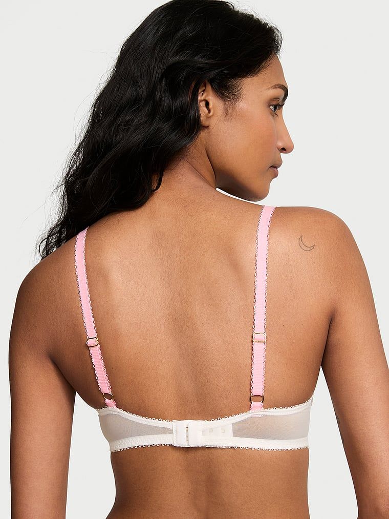 Modelka prezentuje biustonosz nieusztywniany balkonetka Wicked Peony. Produkt jest wzorzysty i pochodzi z kolekcji Dream Angels.