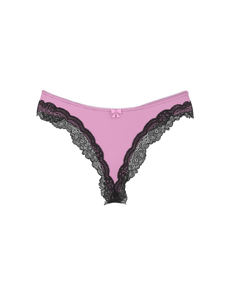 Stringi z wysoko wyciętymi nogawkami Tease. Produkt ma kolor fioletowy i pochodzi z kolekcji Victoria's Secret. 