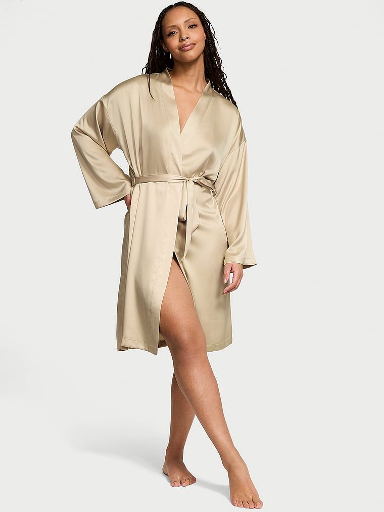 Szlafrok satynowy Midi. Produkt ma kolor wzorzysty i pochodzi z kolekcji Victoria's Secret. 