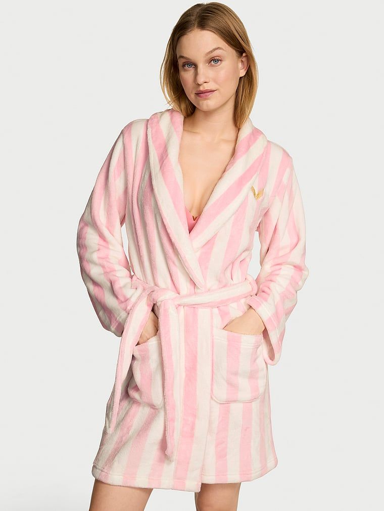 Krótki ciepły szlafrok. Produkt jest wzorzysty i pochodzi z kolekcji Victoria's Secret. 