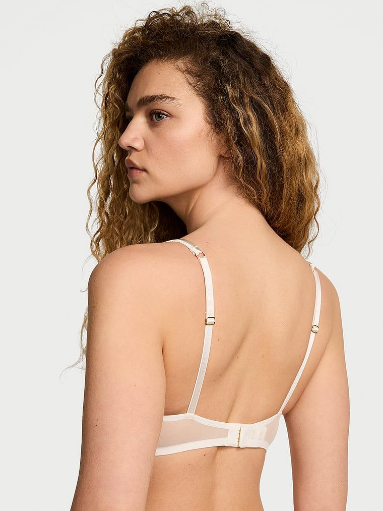 Modelka prezentuje biustonosz nieusztywniany balkonetka Wicked Wildflower. Produkt jest wzorzysty i pochodzi z kolekcji Dream Angels.