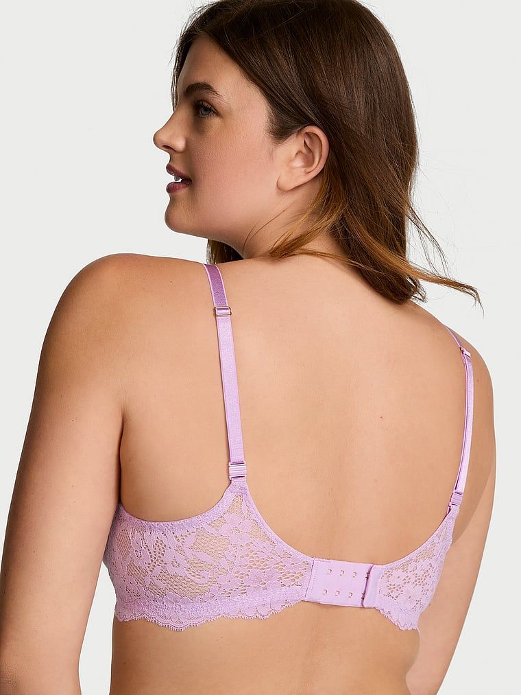 Modelka prezentuje biustonosz lekko usztywniany Smooth and Lace Classic Demi. Produkt ma kolor purpurowy i pochodzi z kolekcji Dream Angels.