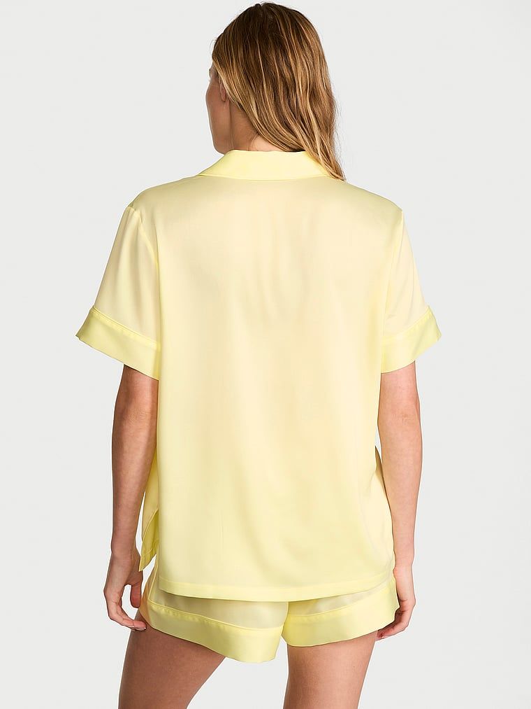 Piżama satynowa z szortami Signature. Produkt ma kolor żółty i pochodzi z kolekcji Victoria's Secret. 