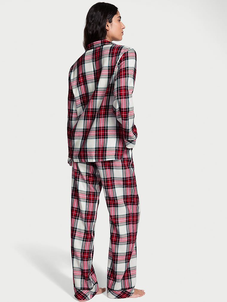Flanelowa piżama z długimi spodniami. Produkt jest wzorzysty i pochodzi z kolekcji Body by Victoria. 