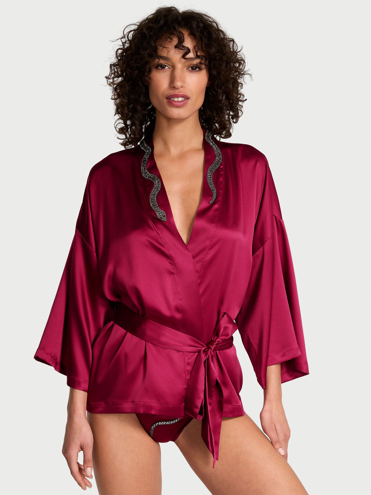 Szlafrok krótki satynowy Snake Shine. Produkt ma kolor czerwony i pochodzi z kolekcji Victoria's Secret. 