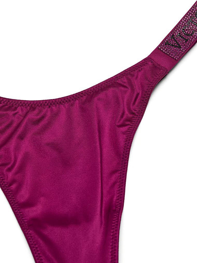 Stringi z błyszczącymi paskami Shine Strap. Produkt ma kolor różowy i pochodzi z kolekcji Very Sexy.