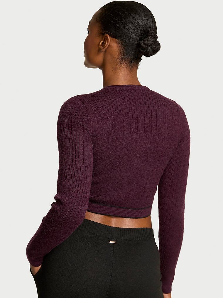 Kardigan z dzianiny zapinany na suwak Luxe Cable-Knit. Produkt ma kolor purpurowy i pochodzi z kolekcji Victoria's Secret. 