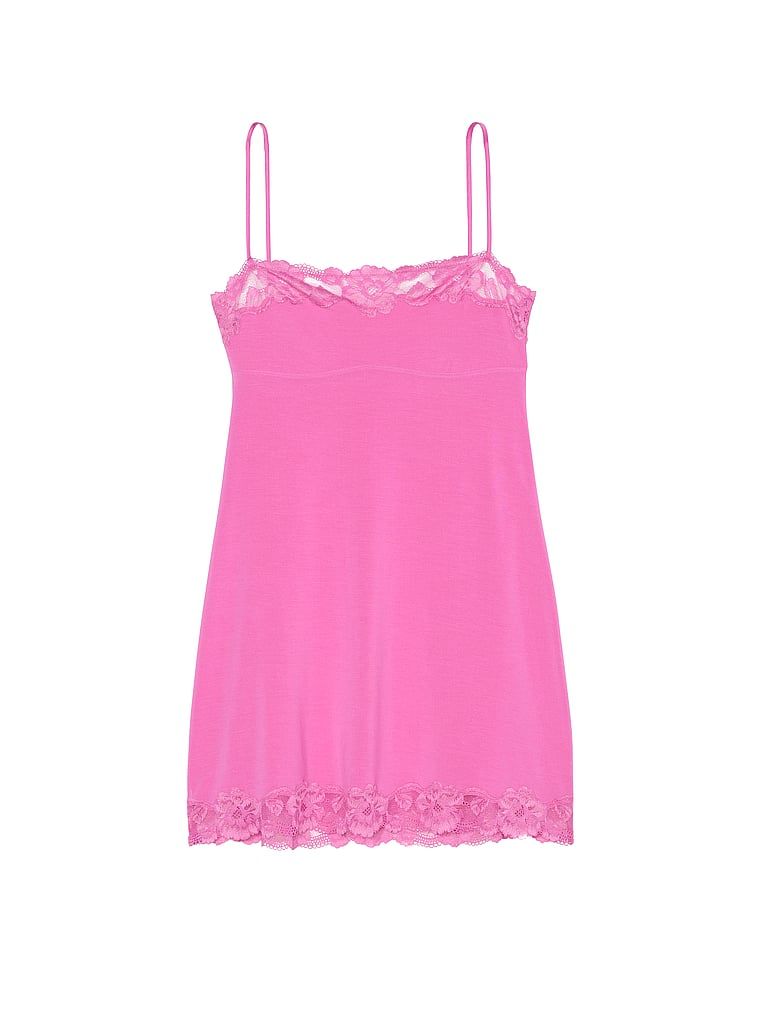 Koszulka nocna z modalu Lace-Trim Straight-Neck Slip. Produkt ma kolor różowy i pochodzi z kolekcji Victoria's Secret. 