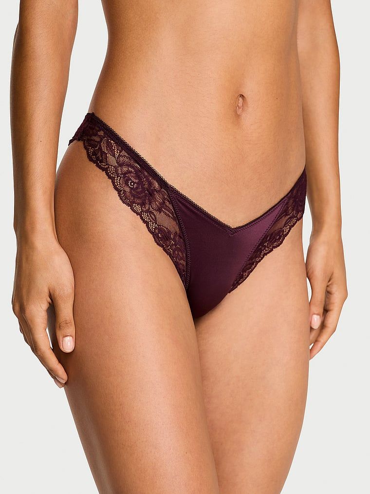 Stringi z koronką i wysoko wyciętymi nogawkami Lace-Trim High-Leg. Produkt ma kolor purpurowy i pochodzi z kolekcji Very Sexy. 