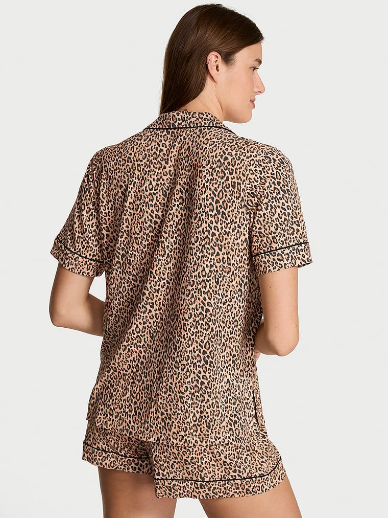 Piżama z modalu z szortami. Produkt ma wzór w motyw zwierzęcy i pochodzi z kolekcji Victoria's Secret. 