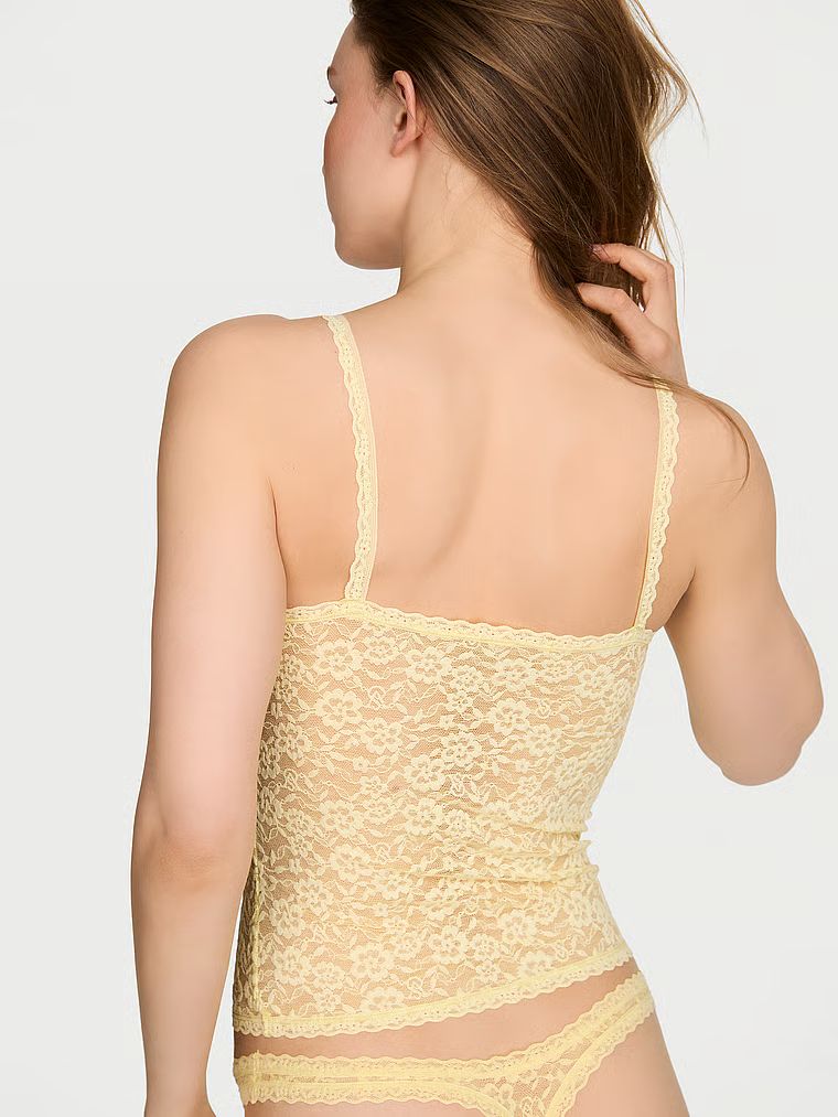 Top koronkowy na cienkich ramiączkach Cami. Produkt ma kolor żółty i pochodzi z kolekcji Victoria's Secret. 