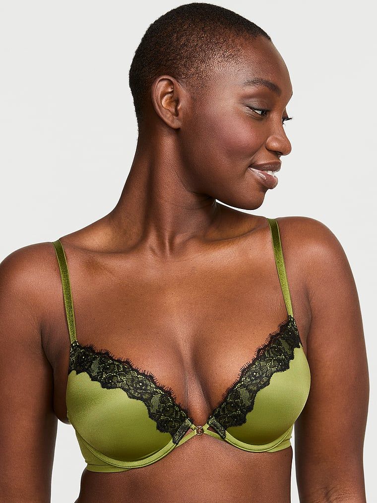 Modelka prezentuje biustonosz push-up powiększający o 2 rozmiary ze wstawkami z koronki Bombshell Lace-Trim. Produkt ma kolor zielony i pochodzi z kolekcji Very Sexy.