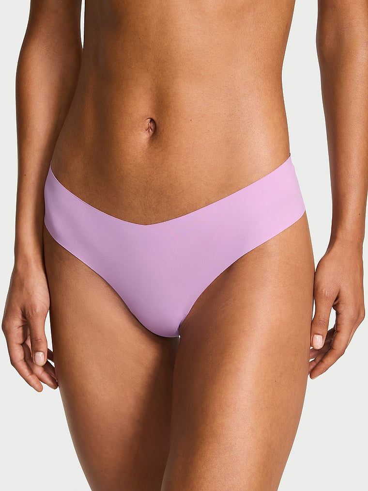 Stringi bezszwowe z paseczkami z tyłu No-Show Strappy. Produkt ma kolor purpurowy i pochodzi z kolekcji No-Show. 