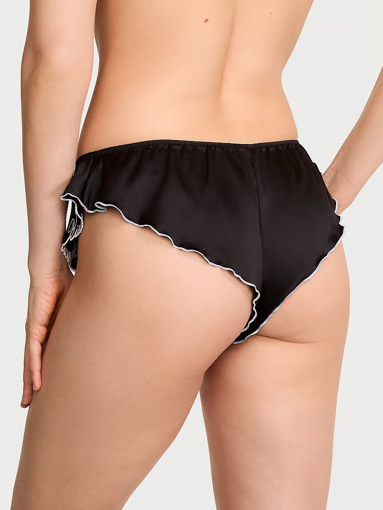 Majtki z falbankami Satin Flutter Cheeky. Produkt ma kolor czarny i pochodzi z kolekcji Victoria's Secret. 
