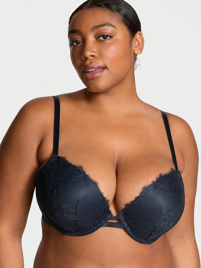Modelka prezentuje biustonosz push-up Rose Lace. Produkt ma kolor niebieski i pochodzi z kolekcji Very Sexy.