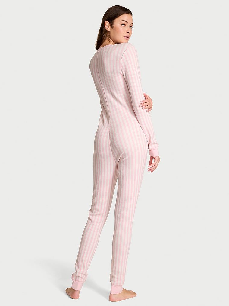 Kombinezon do spania bawełniany. Produkt jest wzorzysty i pochodzi z kolekcji Victoria's Secret. 