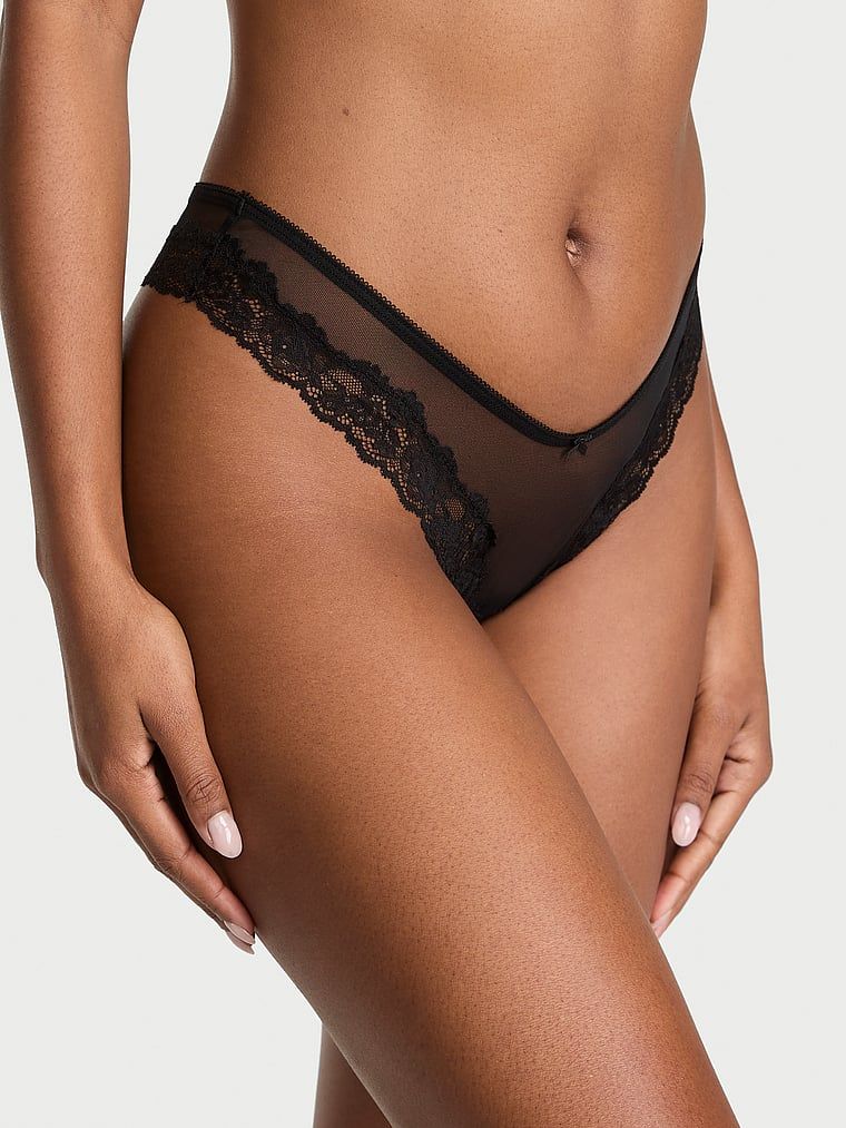 Stringi z siateczki z koronką na krawędziach Mesh Lace-Trim. Produkt ma kolor czarny i pochodzi z kolekcji Very Sexy. 