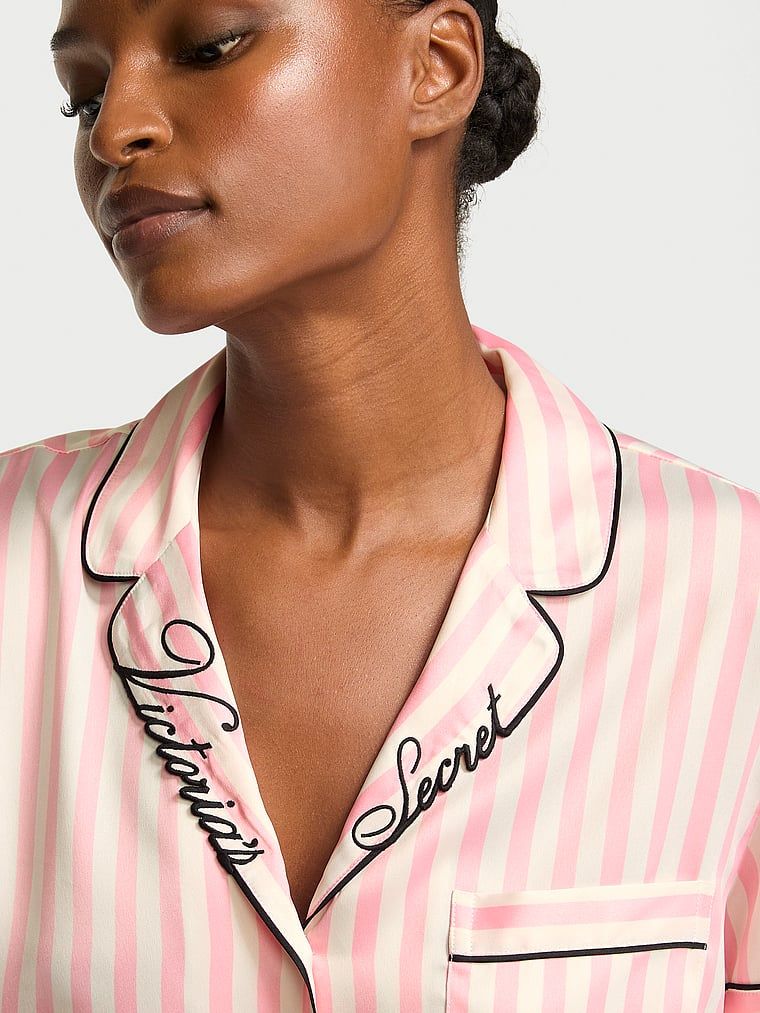 Piżama satynowa z szortami Signature. Produkt jest wzorzysty i pochodzi z kolekcji Victoria's Secret. 