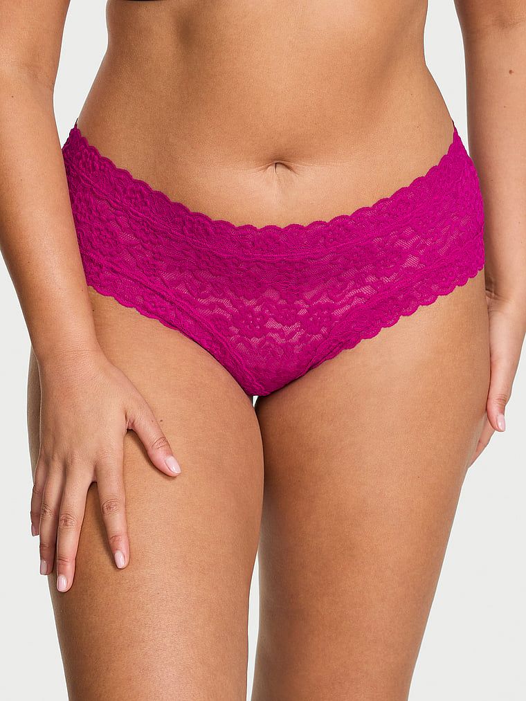 Majtki z koronką Lace Cheeky. Produkt ma kolor purpurowy i pochodzi z kolekcji Lacie. 