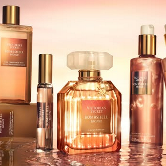 Modelka na tle beżowej ściany ubrana w bieliznę - biustonosz na jednym ramiączku i pasujące majtki.